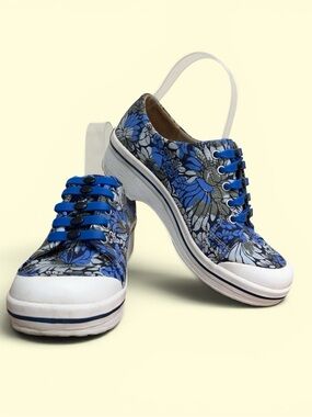 Dansko Vegan Veda Sneaker in the Blue Hawaii floral canvas pattern Sz 6.5/37